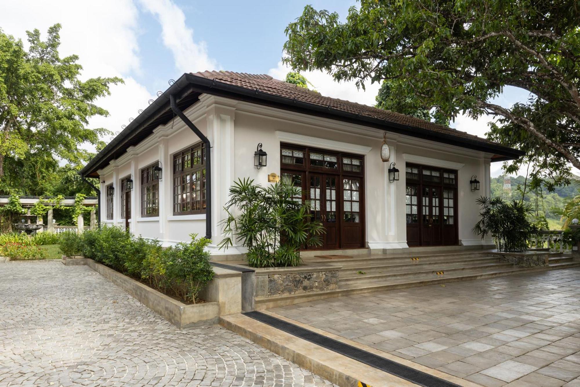 The Grand Walawwa Hotel พินนาวาลา ภายนอก รูปภาพ